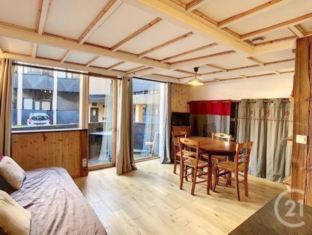 - une chambre avec une table et des chaises ainsi qu'une salle à manger dans l'établissement Duplex Argentière, 50m2, 6 pers, idéalement placé, à Chamonix-Mont-Blanc