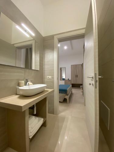 La salle de bains est pourvue d'un lavabo et d'un lit. dans l'établissement B&B MarAlè, à Porto Cesareo