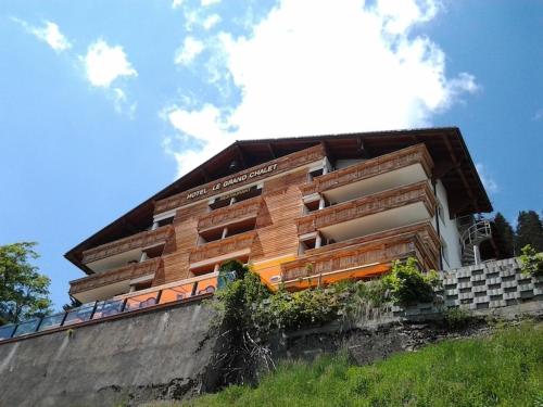 a building sitting on top of a wall at Hôtel Le Grand Chalet in Leysin