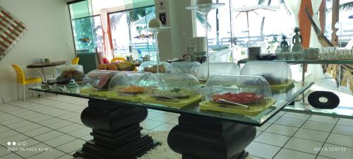 Mon Chéri - Pousada Exclusive في جاباراتينغا: بوفيه طعام على طاولة في مطعم