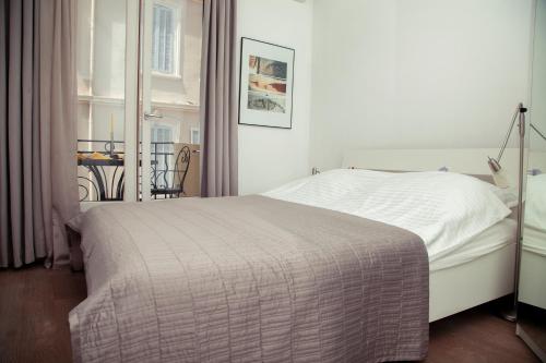 une chambre avec un lit blanc et une fenêtre dans l'établissement AnaZa Appartement, à Cannes