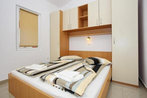 Ένα ή περισσότερα κρεβάτια σε δωμάτιο στο Apartment in Vir with sea view, balcony, air conditioning, Wi-Fi (4595-3)