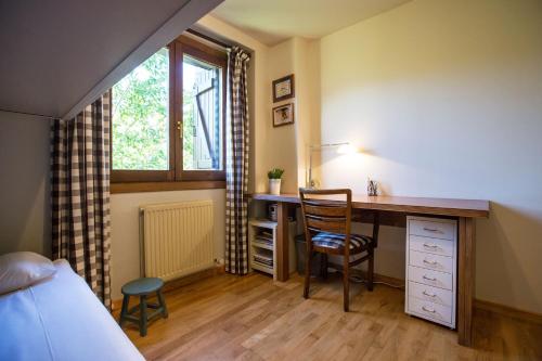 a bedroom with a desk and a bed and a window at Iron ✿ ❀ ✿ WiFi, 2 dormitorios y 2 baños in Formigal