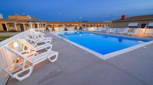 Bazén v ubytování Outer Banks Motor Lodge nebo v jeho okolí