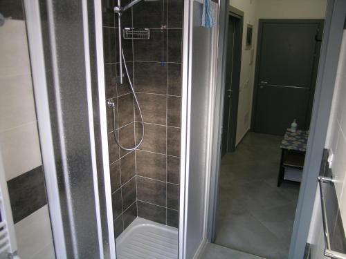 eine Dusche mit Glastür im Bad in der Unterkunft lamarmora9 in La Spezia