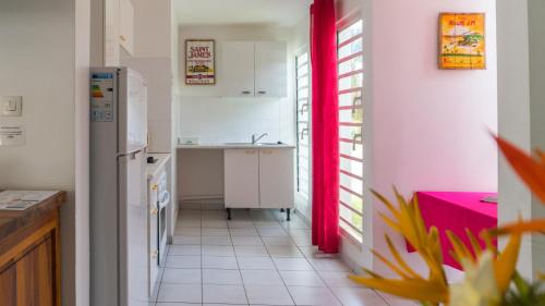 Una cocina o zona de cocina en Residence Les Cayalines