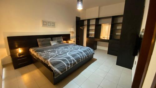 een slaapkamer met een groot bed in een kamer bij Dair Ghbar Apartment in Amman