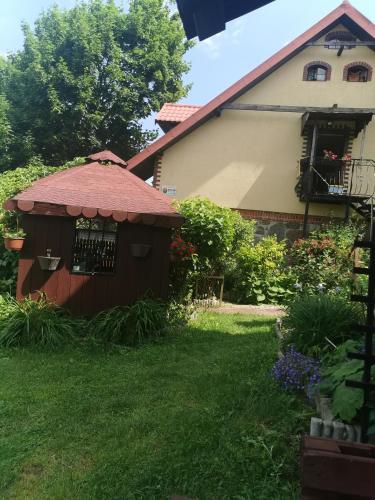 um pequeno galpão no quintal de uma casa em Czerwonki Apartament em Mrągowo