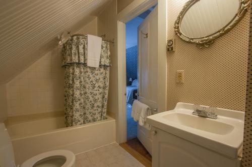uma casa de banho com um lavatório, um WC e um chuveiro em Deerfield Valley Inn - Mt Snow em Dover