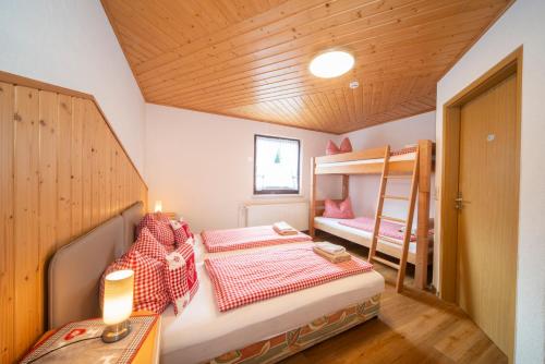 a bedroom with two bunk beds and a desk at Appartements und Ferienhaus Gasthof Kanzlersgrund in Oberhof
