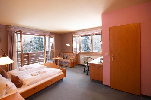 1 dormitorio con cama, escritorio y ventana en Flößerstube en Grünbach