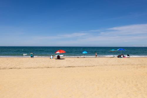 Ein Strand an oder in der Nähe des Motels
