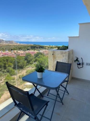 niebieski stół i krzesła na balkonie z widokiem w obiekcie Luxury sea view MARGOAPARTMENTS w mieście Gran Alacant