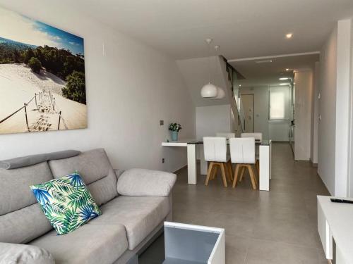 uma sala de estar com um sofá e uma sala de jantar em Luxury sea view MARGOAPARTMENTS em Gran Alacant