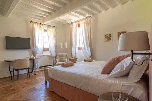 A bed or beds in a room at Tenuta Di Sticciano