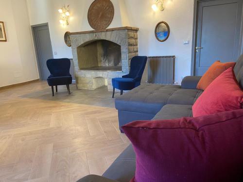 a living room with a couch and a fireplace at Il Podestà in Laterina