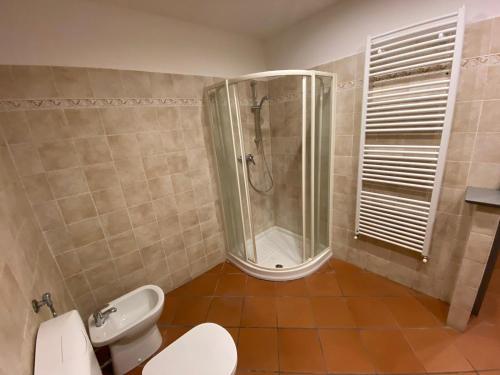 bagno con doccia e servizi igienici. di Il Podestà a Laterina