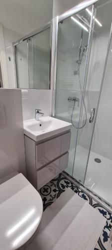 Ένα μπάνιο στο Białka Resort Apartament F2