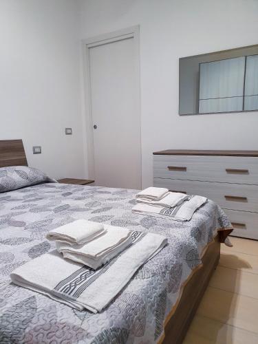 um quarto com uma cama com toalhas em AM apartment em Olbia