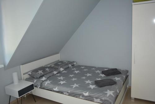 a bedroom with a bed with stars on it at Sizen Rewal - Pokoje Gościnne Noclegi Apartament z osobnym wejściem Taras Wi-Fi in Rewal