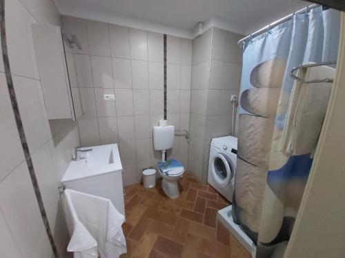 La petite salle de bains est pourvue de toilettes et d'un lavabo. dans l'établissement Studio Apartman Marko, à Poreč