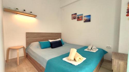 sypialnia z 2 łóżkami i ręcznikami w obiekcie Sea Star Apartments Kallikratia w miejscowości Nea Kallikratia