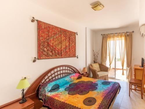 - une chambre avec un lit et une peinture murale dans l'établissement Regal Holiday Home in Costa Almeria with Swimming Pool, à Mojácar