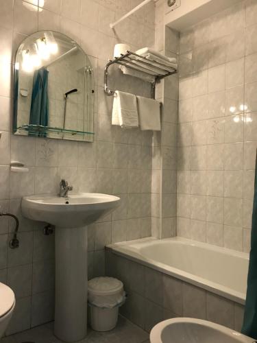 W łazience znajduje się umywalka i wanna. w obiekcie Pensión Rey w mieście Isla de Arosa