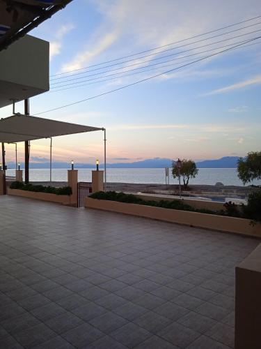 un patio con vistas al océano al atardecer en Villa Constantsia, en Káto Ássos