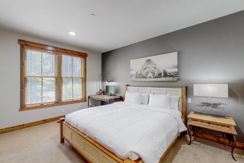 马姆莫斯湖Lodges 1125的卧室设有一张白色大床和一扇窗户。