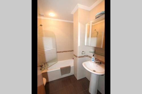 里瓦德塞利亞的住宿－apartamento en ribadesella alta turismo VUT 265AS，浴室配有盥洗盆、卫生间和浴缸。