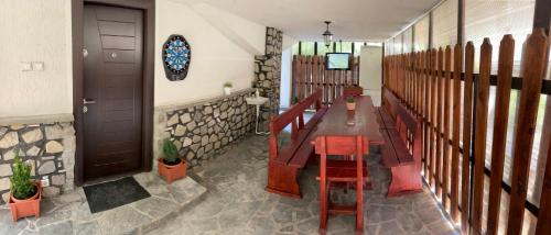 Habitación con una puerta y una mesa y sillas de madera. en Casa Shiro, en Sinaia
