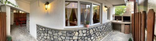 una casa con una pared de piedra y un fregadero en Casa Shiro, en Sinaia