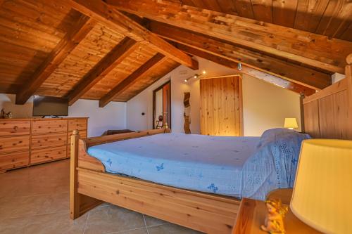 uma cama grande num quarto com tectos em madeira em Casa Vilù em Vietri