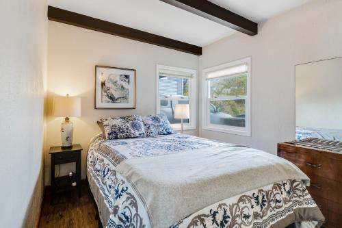 Schlafzimmer mit einem Bett und einem Fenster in der Unterkunft Sea Castle BeachFront Getaway in Lincoln Beach