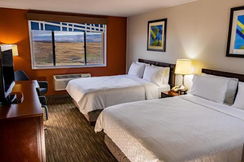 una camera d'albergo con due letti e una finestra di Holiday Inn Express Pendleton, an IHG Hotel a Pendleton