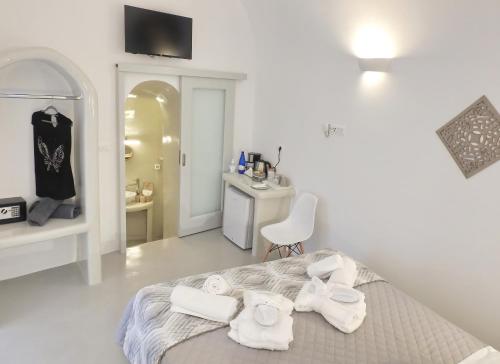 Postel nebo postele na pokoji v ubytování Golden Stone Santorini Suites