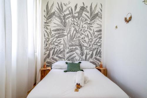 - une chambre avec un lit orné d'une fresque murale dans l'établissement Appartement Liberty - Welkeys, à Marseille
