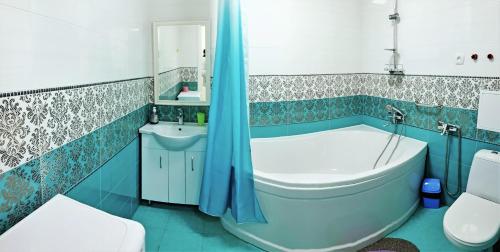 uma casa de banho com uma banheira, um WC e um lavatório. em Tiffany apartment in the center em Dnipro