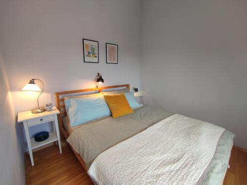 a bedroom with a bed and a table with a lamp at Apartment for Two 200m from the Beach in Pula