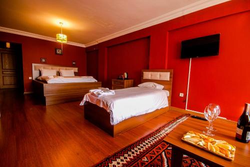 Un pat sau paturi într-o cameră la istanbul enjoyer suit