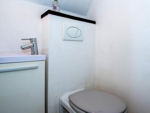 een kleine badkamer met een toilet en een wastafel bij Holiday home Thyborøn IV in Thyborøn