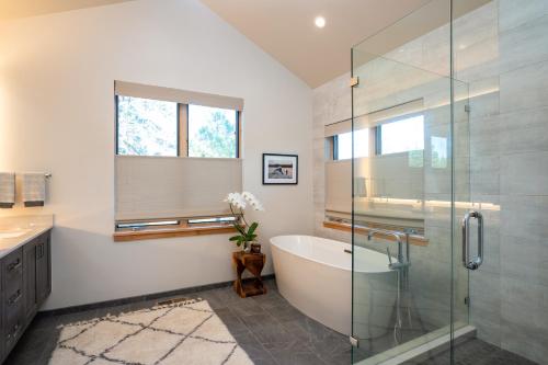 un bagno con vasca e doccia in vetro di New Listing In The NEW Signature Collection At Old Greenwood! a Truckee