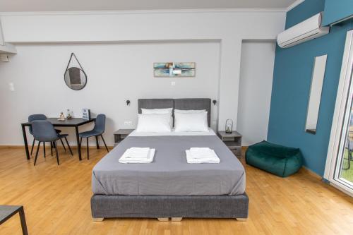 Кровать или кровати в номере Raise comfy studios in the heart of Athens