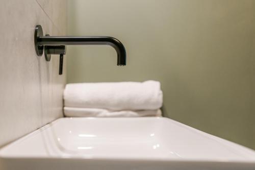 a white sink in a bathroom with towels at Leśna Kąpiel in Karpacz