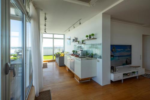 Een keuken of kitchenette bij Skyhouse Riga Private Penthouse and SPA
