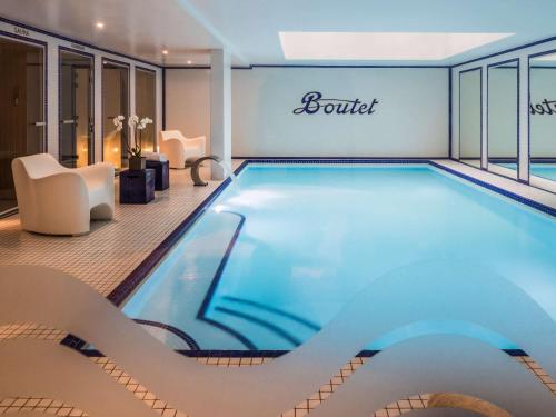 a pool in a hotel room with a suite at Boutet Bastille Hotel Paris - MGallery Collection in Paris