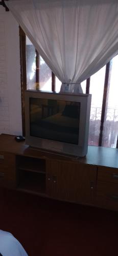 Una televisión o centro de entretenimiento en Hotel Mision y Spa Acapulco