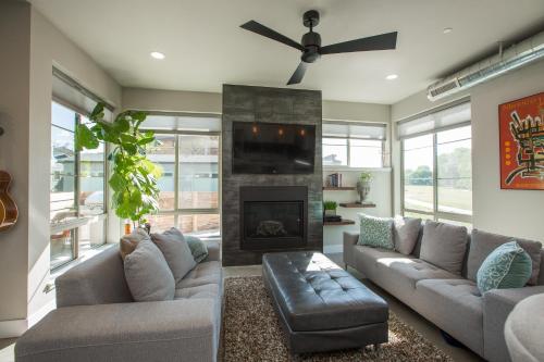 uma sala de estar com dois sofás e uma lareira em Swanky Townhome near Old Town, Breweries & River! em Fort Collins
