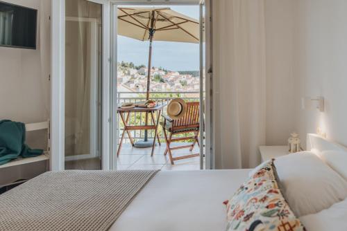 Postel nebo postele na pokoji v ubytování Anatota Hvar